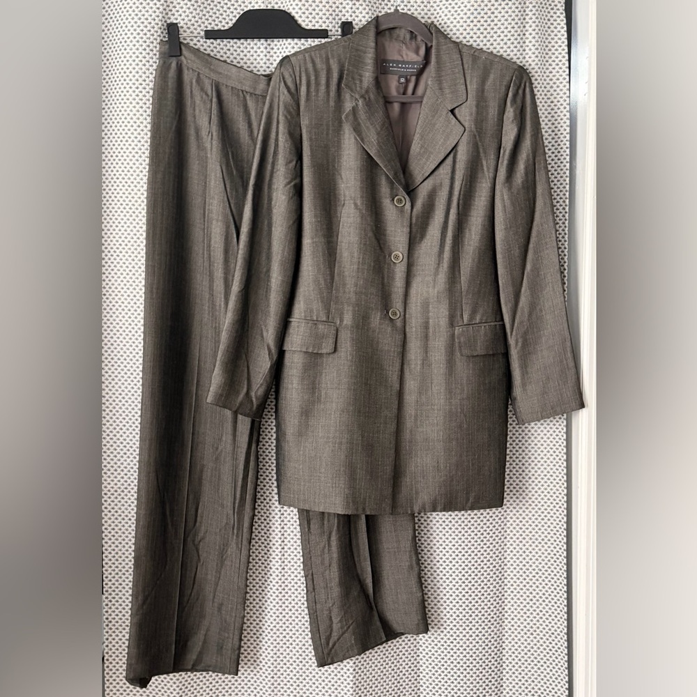 EXCELLENT Vintage Alex Garfield Garfield & Marks Women’s Gray Striped Suit sz 12
